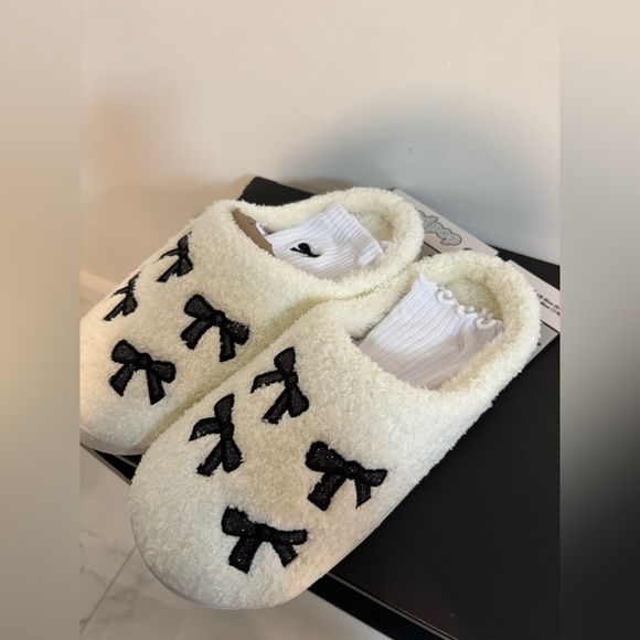 Moodpop bow slippers with socks size Large - Picture 2 of 4